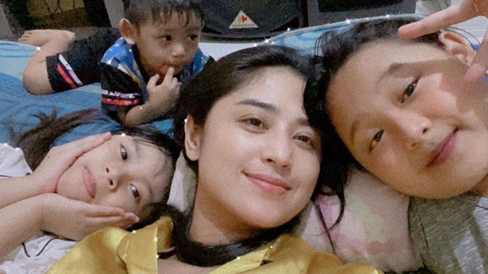 10 Potret kedekatan Dewi Perssik dan keponakan, auranya keibuan banget