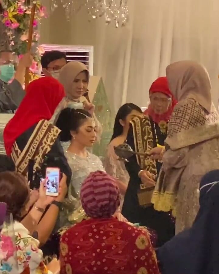 10 Momen malam bainai Nikita Willy, penampilannya anggun