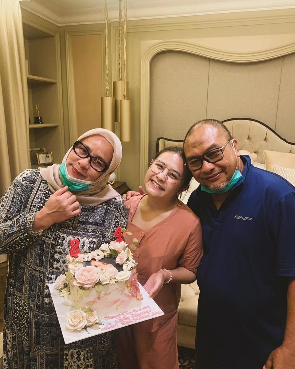 7 Momen ulang tahun Prilly Latuconsina ke-24, kue ultahnya unik