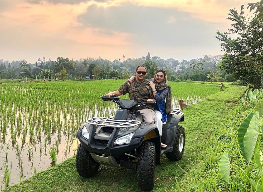 Jadi istri pejabat, ini potret harmonis 6 seleb 90-an & suami