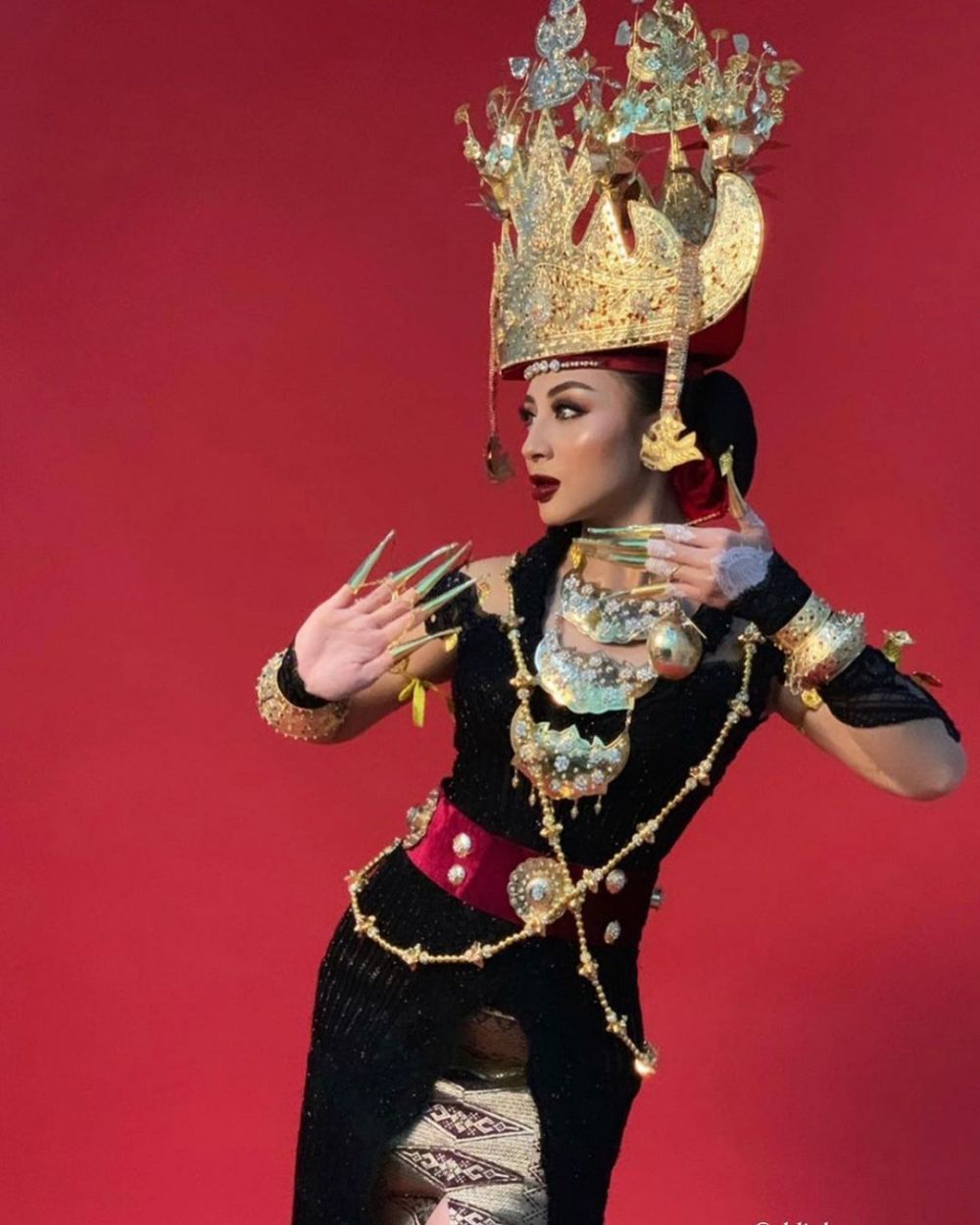 8 Momen Margin Wieheerm kenakan baju adat, anggunnya bikin pangling