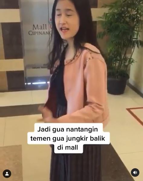 Aksi perempuan saat ditantang jungkir balik di mall, endingnya kocak