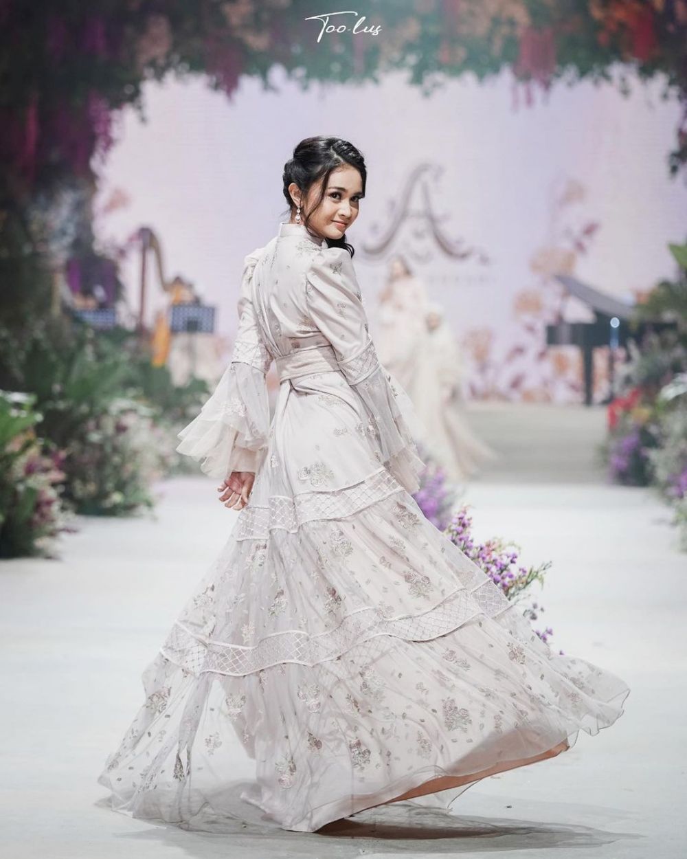 10 Gaya pemotretan Michelle Ziudith berbagai tema, manglingi