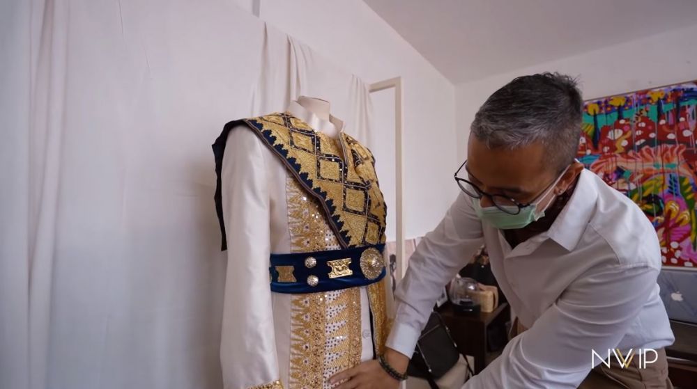 10 Potret baju akad Nikita Willy & Indra, padukan gaya tradisi-modern