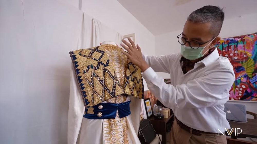 10 Potret baju akad Nikita Willy & Indra, padukan gaya tradisi-modern