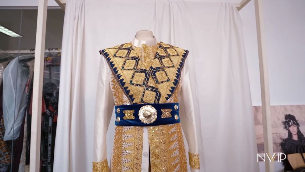 10 Potret baju akad Nikita Willy & Indra, padukan gaya tradisi-modern