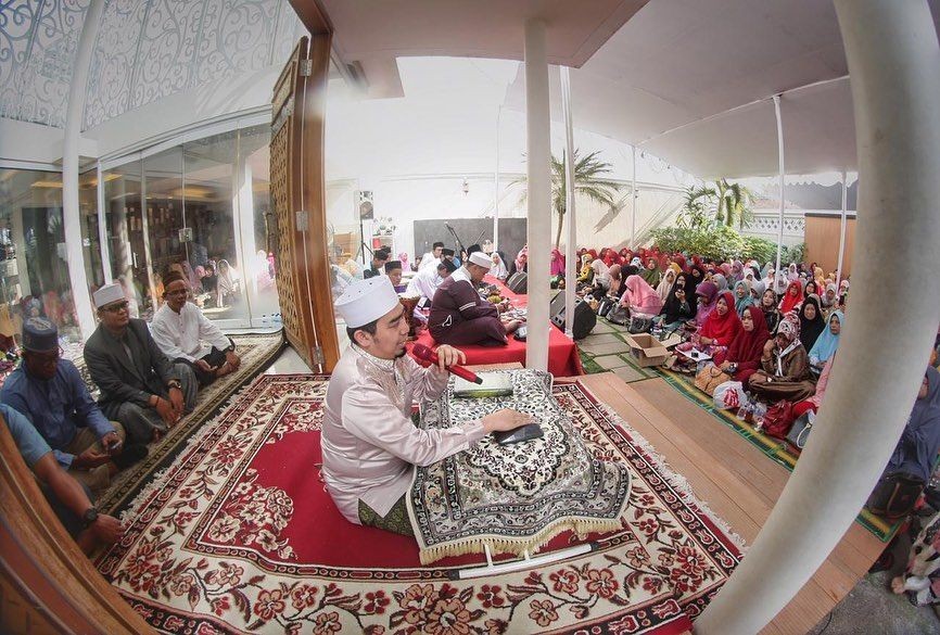 Penampakan rumah 7 ustaz dan ustazah ini mewah dan asri banget