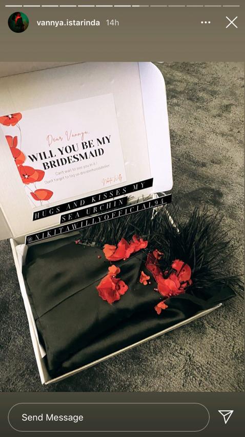 7 Potret bridesmaid pernikahan Nikita Willy, penampilannya anggun