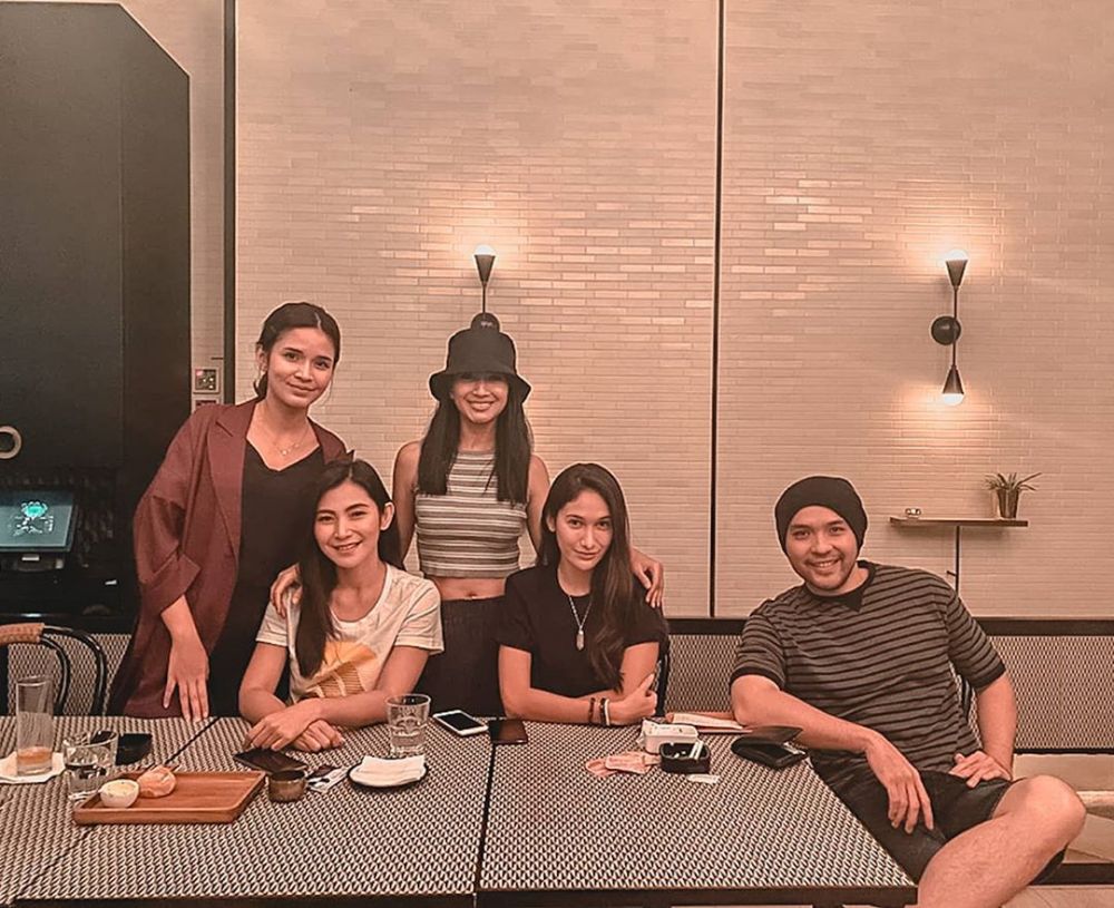 10 Potret pemain FTV Suara Hati Istri di balik layar, kompak dan seru