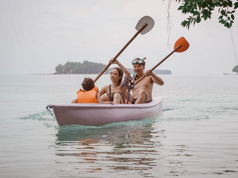 9 Potret liburan Gisel di Pulau Macan, ajak sahabat dan Wijin