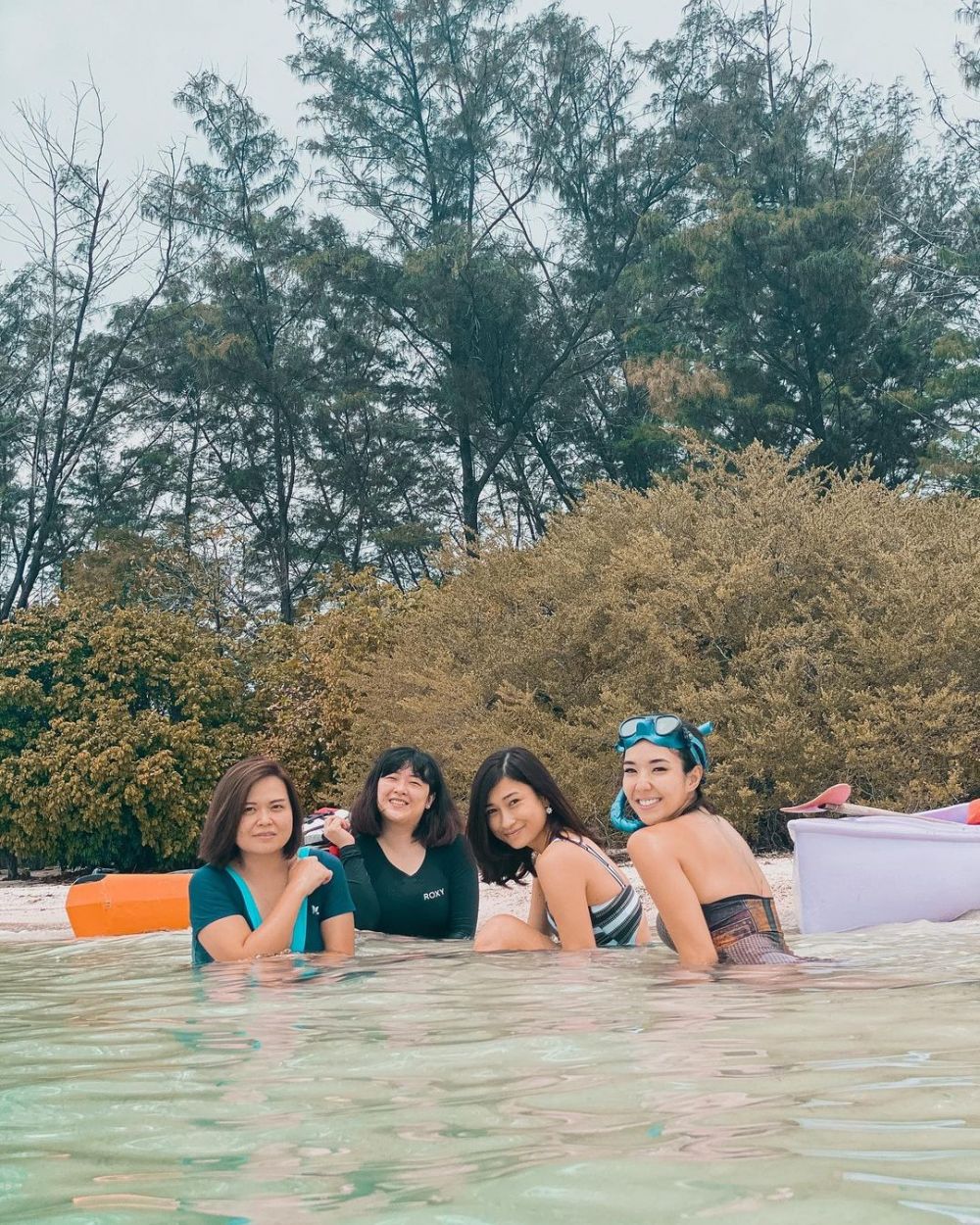 9 Potret liburan Gisel di Pulau Macan, ajak sahabat dan Wijin