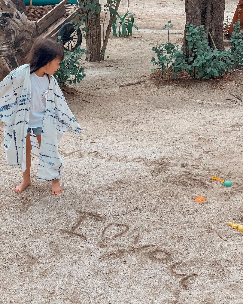 9 Potret liburan Gisel di Pulau Macan, ajak sahabat dan Wijin