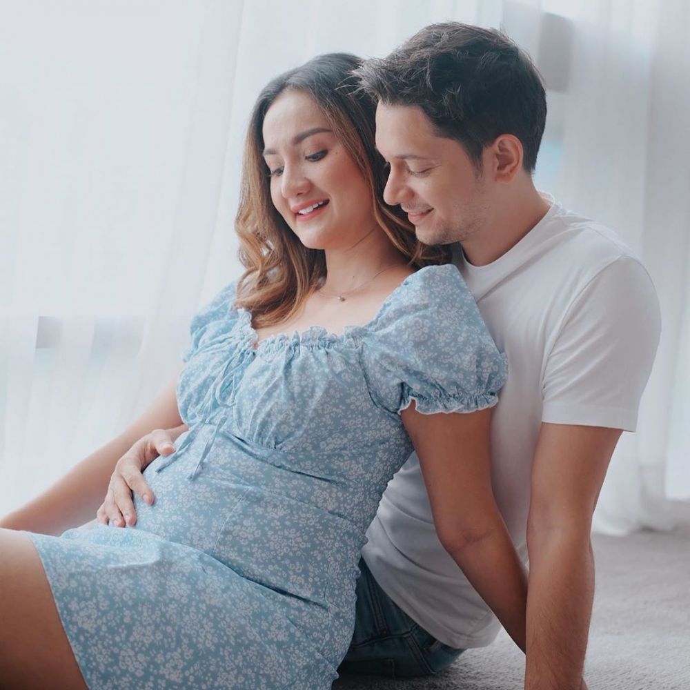 7 Momen bahagia Andrew Andika umumkan kehamilan Tengku Dewi Putri