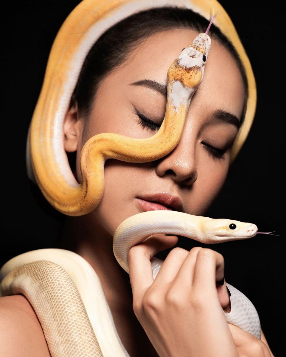 6 Pose Anya Geraldine saat pemotretan dengan ular, curi perhatian