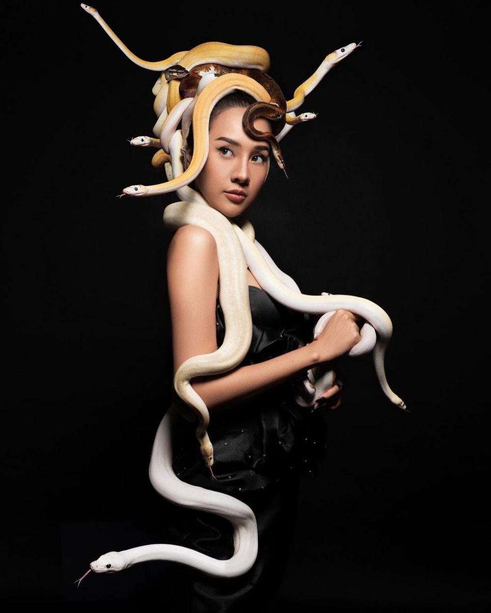 6 Pose Anya Geraldine saat pemotretan dengan ular, curi perhatian