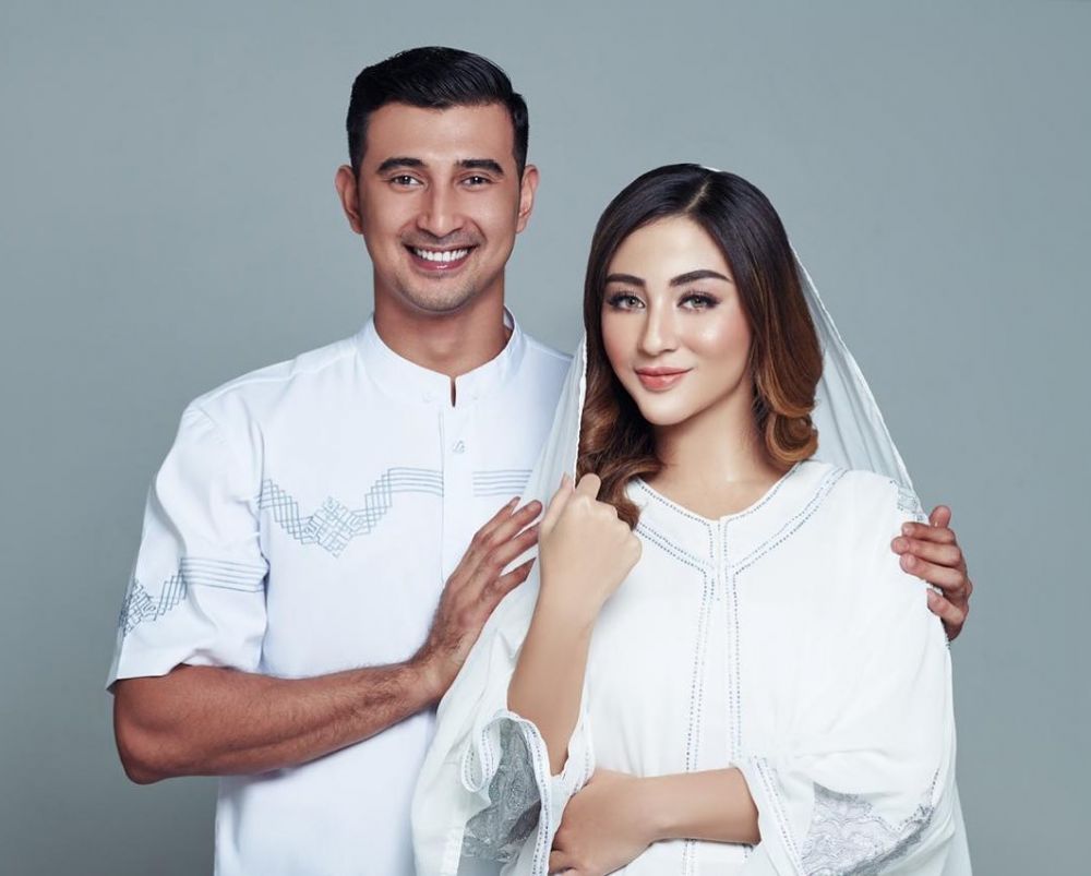 Pesona 8 kekasih seleb tampan saat kenakan baju adat, anggun menawan