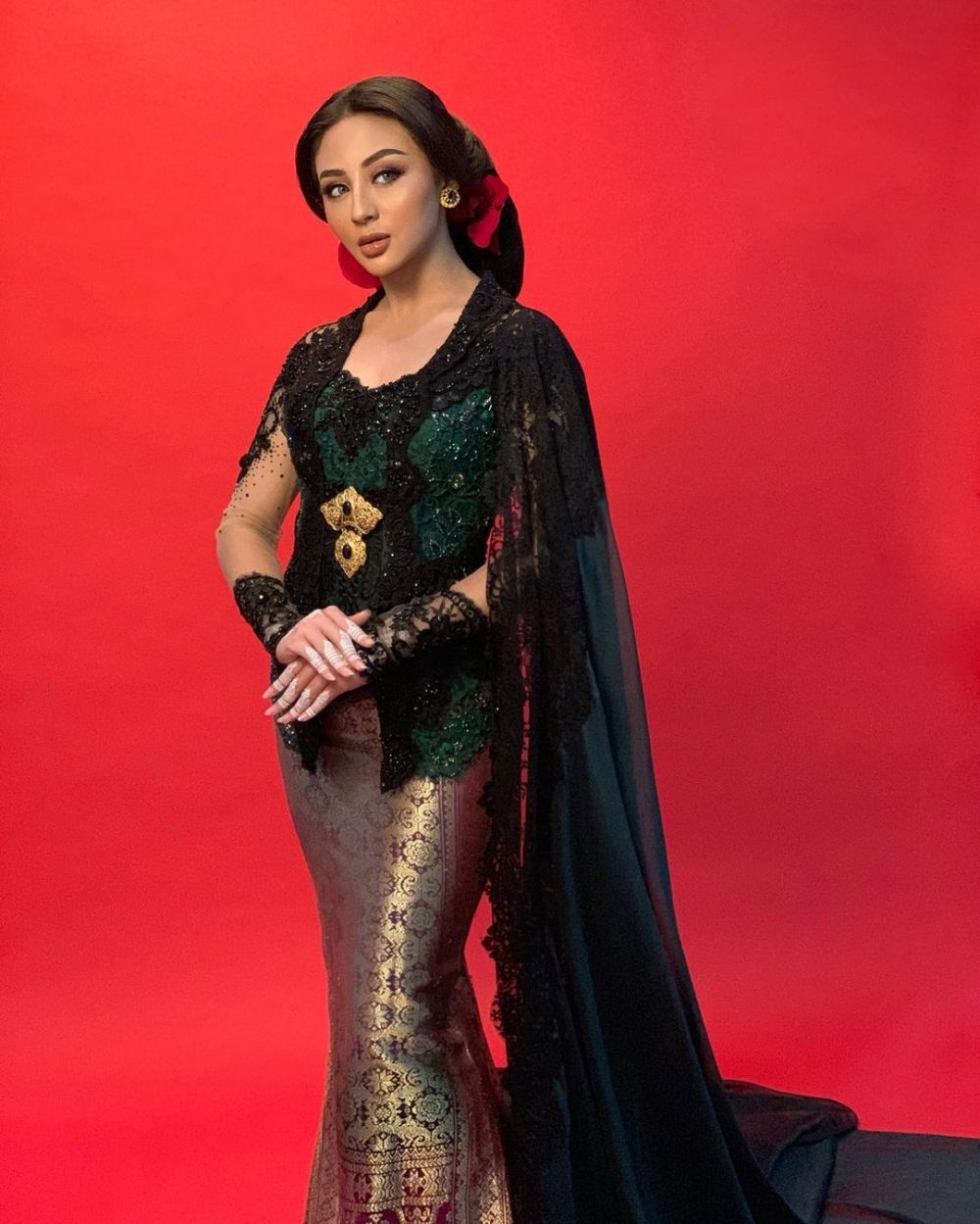 Pesona 8 kekasih seleb tampan saat kenakan baju adat, anggun menawan