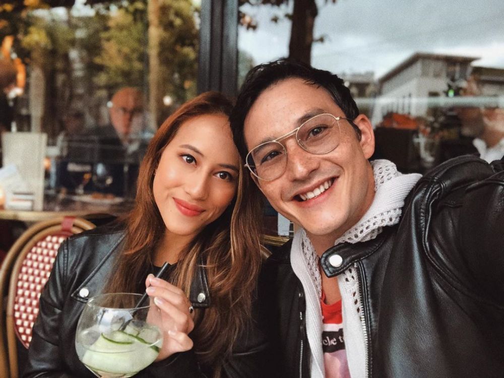 Pesona 8 kekasih seleb tampan saat kenakan baju adat, anggun menawan