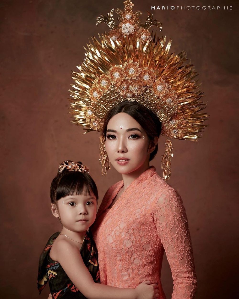 Pesona 8 kekasih seleb tampan saat kenakan baju adat, anggun menawan