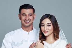 Pesona 8 kekasih seleb tampan saat kenakan baju adat, anggun menawan