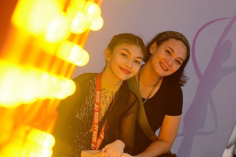 10 Potret kompak Dian Nitami dan putrinya Sasi, bak sahabat