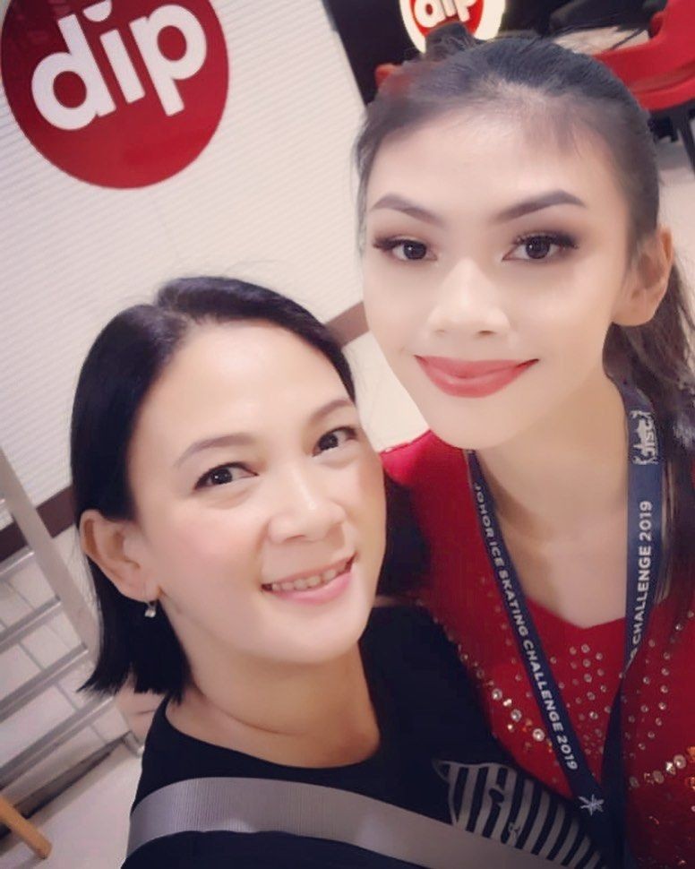 10 Potret kompak Dian Nitami dan putrinya Sasi, bak sahabat