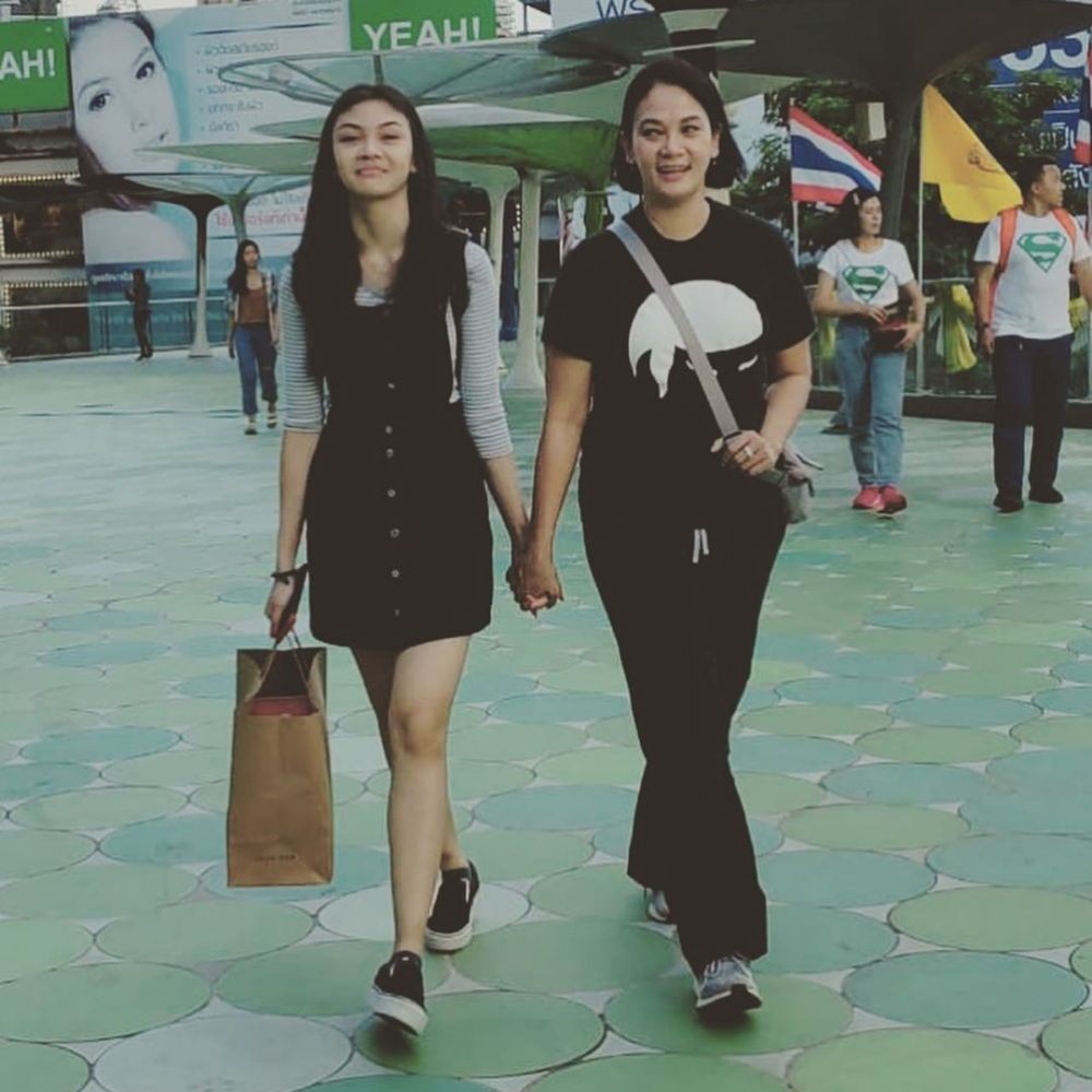 10 Potret kompak Dian Nitami dan putrinya Sasi, bak sahabat