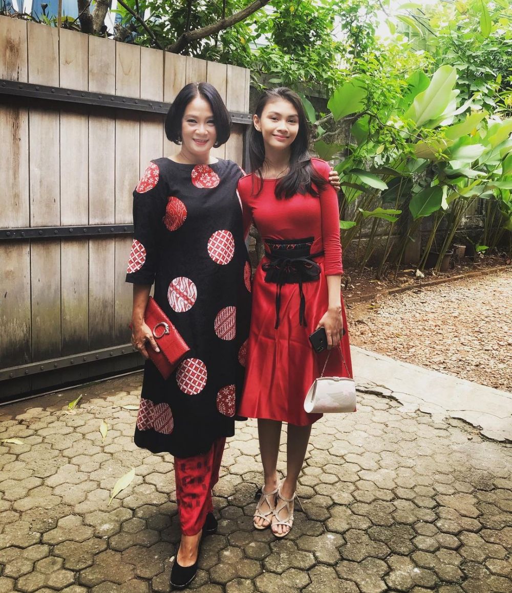 10 Potret kompak Dian Nitami dan putrinya Sasi, bak sahabat