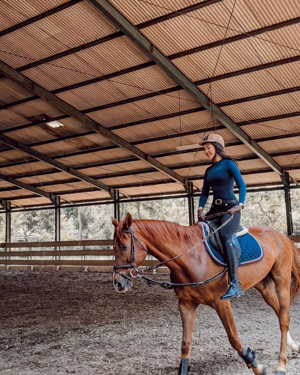 10 Potret memesona Anya Geraldine saat berkuda ini bikin susah kedip