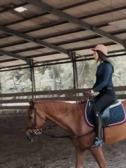 10 Potret memesona Anya Geraldine saat berkuda ini bikin susah kedip