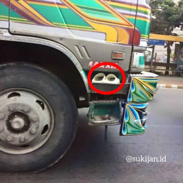 10 Momen orang lepas sandal ini endingnya malah bikin cekikikan