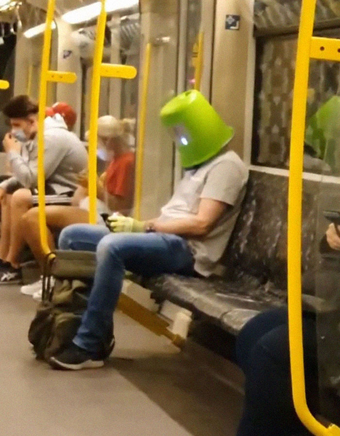 20 Potret penumpang kereta kenakan masker absurd, nyeleneh banget
