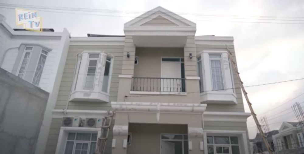 10 Potret rumah baru Dinda Hauw dan Rey Mbayang, didesain 3 lantai
