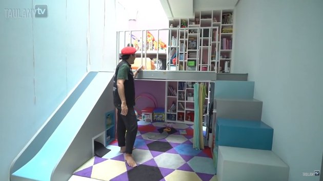 10 Potret rumah Ronal Surapradja, ada ruangan khusus nonton konser