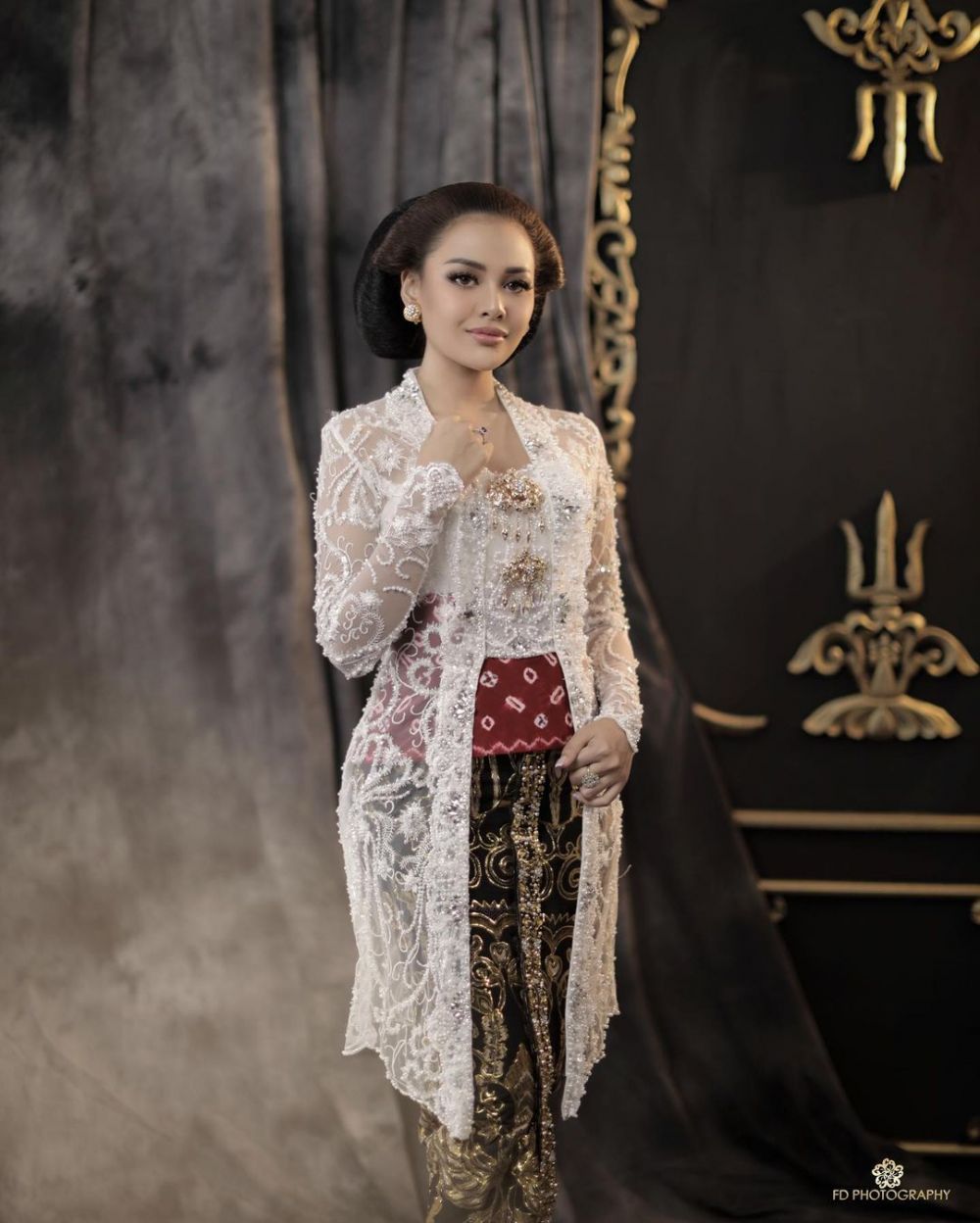 Pesona 10 seleb cantik pemotretan pakai baju adat Jawa, curi perhatian