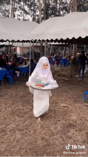 Viral mempelai pengantin jadi petugas pengantar konsumsi tamu