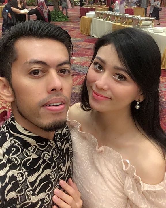 Potret cantik 10 istri bassist band Tanah Air, cantik & stylish