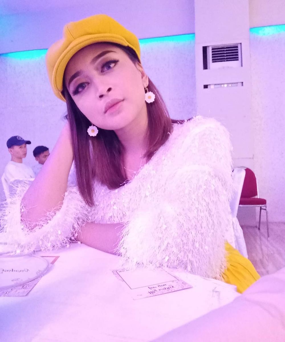 10 Potret terbaru Intan D'Academy 2, kini jadi pegawai bank