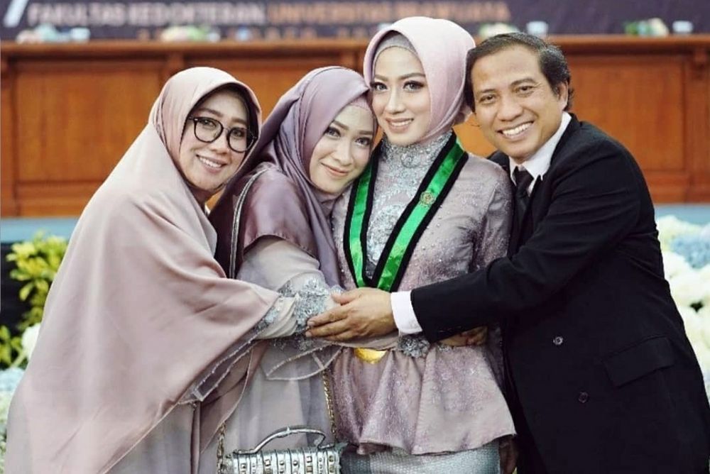 Mengenal dokter muda yang juga seorang make up artis dan entrepreneur