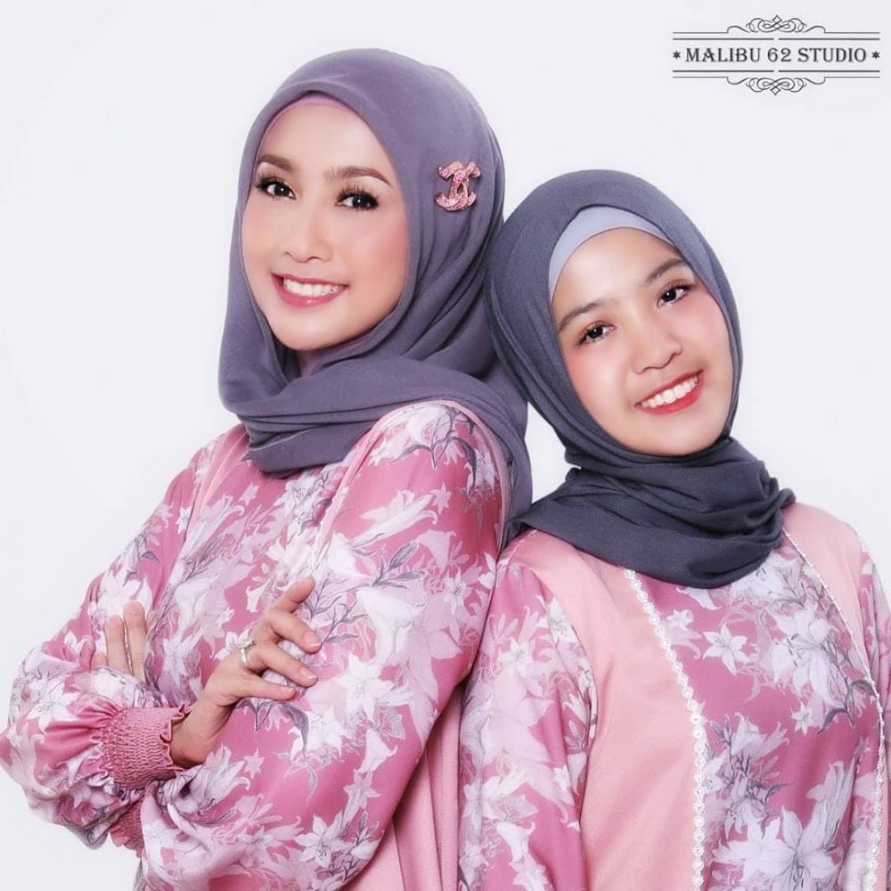 Momen 8 pesinetron bareng putrinya ini bak kakak adik