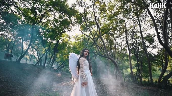 8 Gaya pemotretan Tiara Andini pakai sayap, bak bidadari
