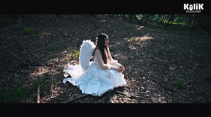 8 Gaya pemotretan Tiara Andini pakai sayap, bak bidadari