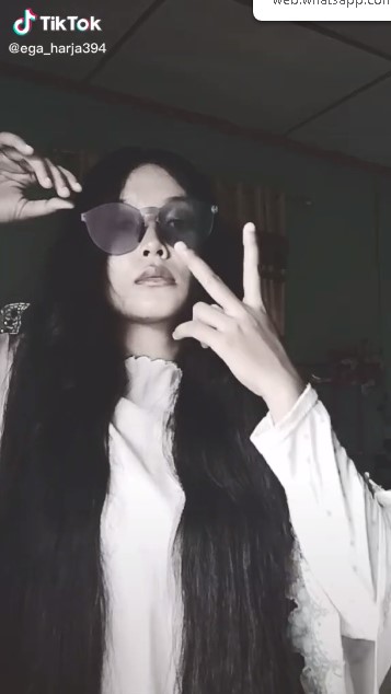 Viral video cewek kenakan busana putih, penampilannya mirip hantu