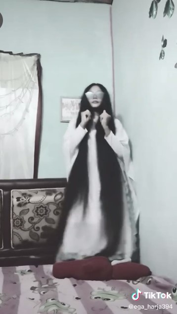 Viral video cewek kenakan busana putih, penampilannya mirip hantu