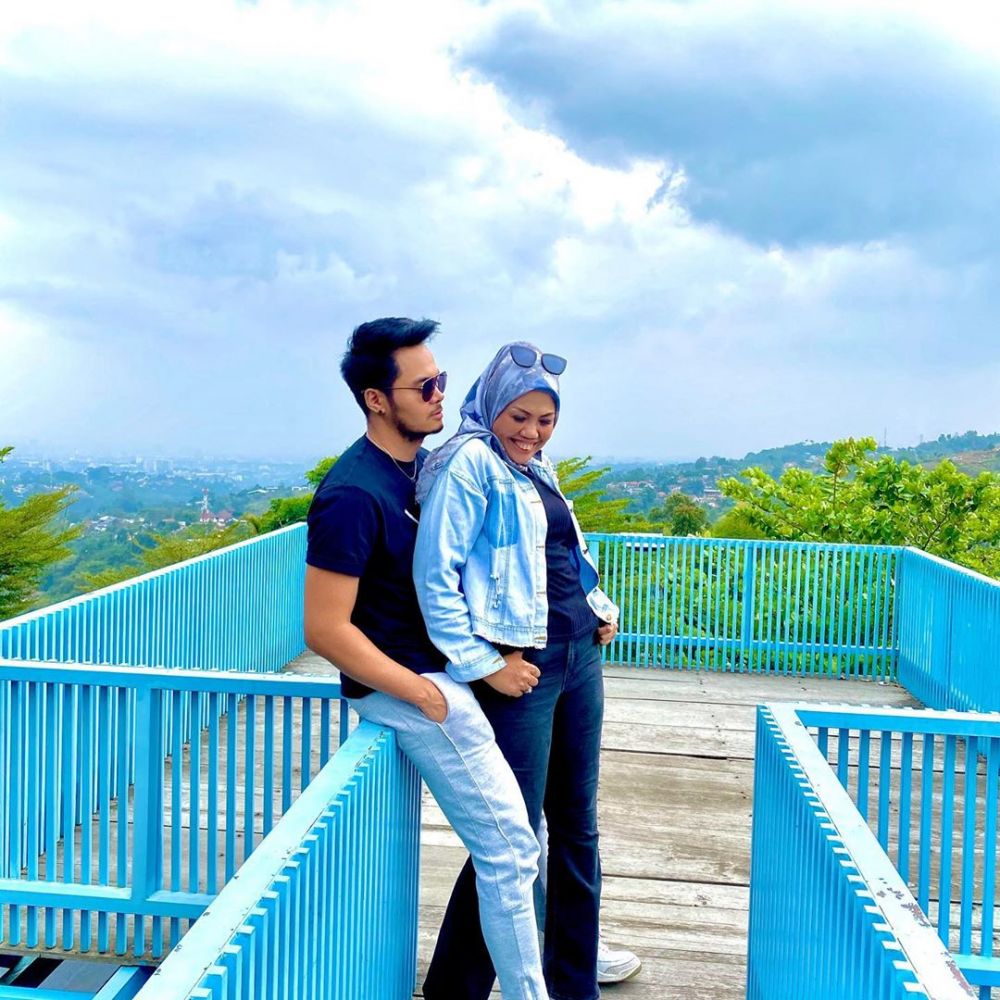 10 Momen seru liburan Elly Sugigi bareng kekasih, curi perhatian