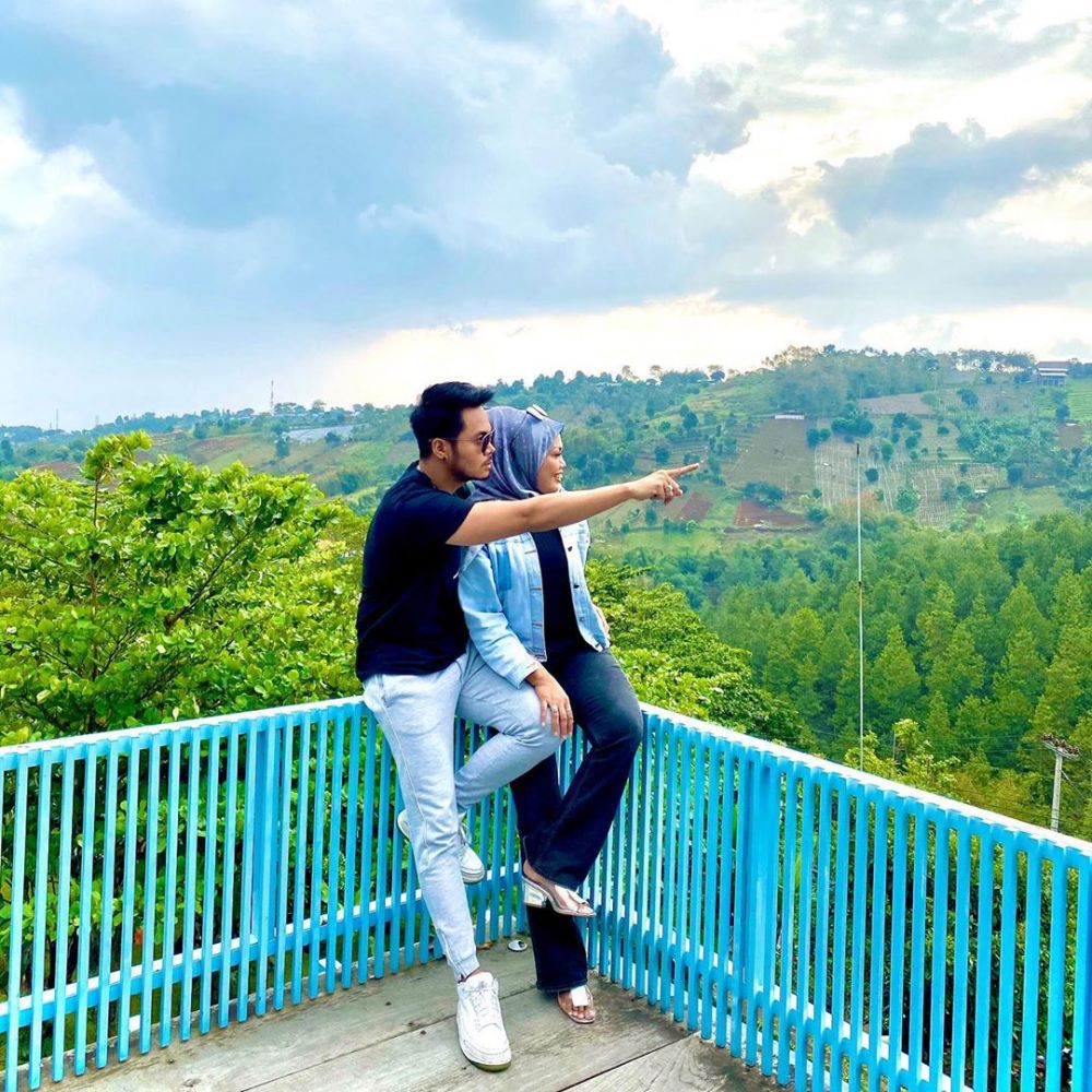 10 Momen seru liburan Elly Sugigi bareng kekasih, curi perhatian