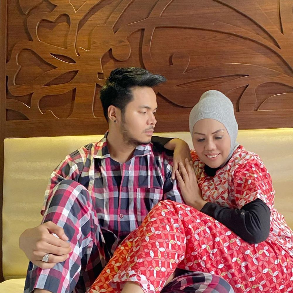 10 Momen seru liburan Elly Sugigi bareng kekasih, curi perhatian