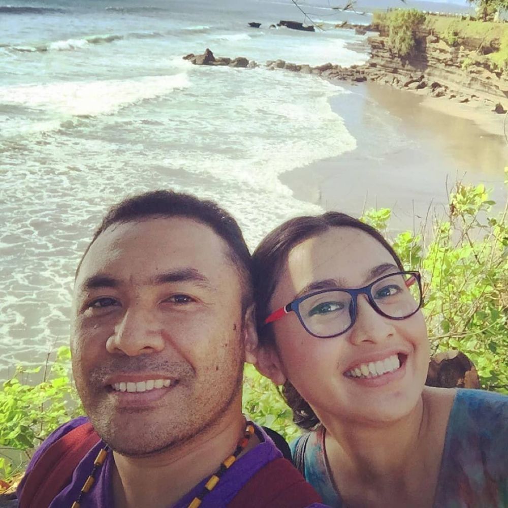 Ingat Ve AFI? Ini 10 potret terbarunya bareng sang suami