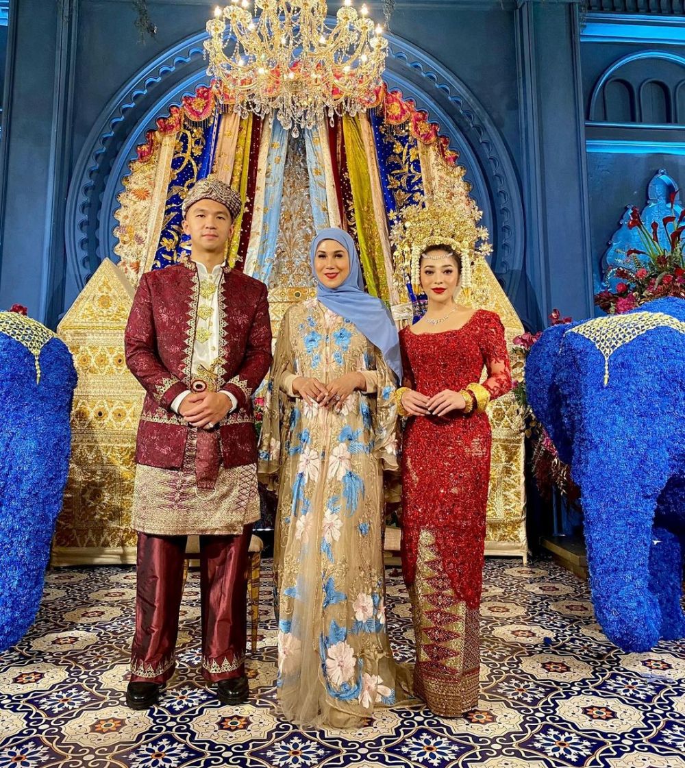 10 Potret kedekatan seleb pemeran orang tua dan anak di luar syuting