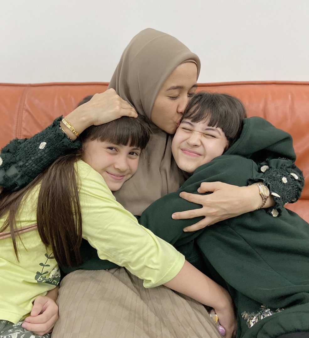 10 Potret kedekatan seleb pemeran orang tua dan anak di luar syuting